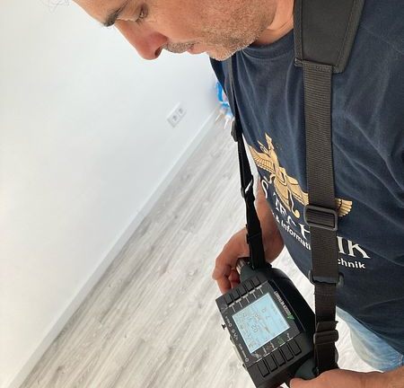 Inhaber Hamid Gholipour bei der Fehlersuche mit Messtechnik