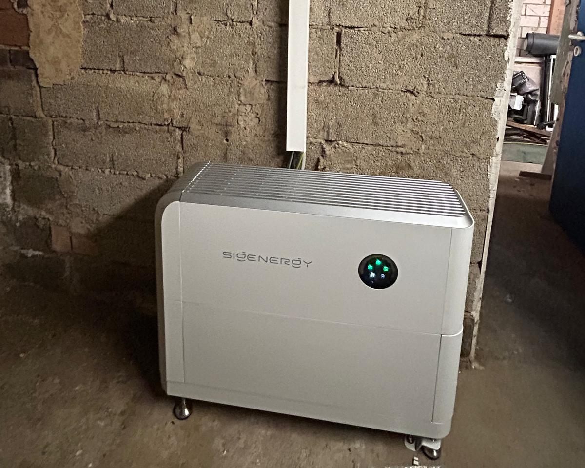 Sigenergy-Stromspeicher im Keller mit sauber verlegtem Kabelkanal